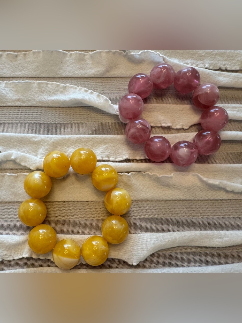 Set of 2 Vintage 1970s Boho Chunky Large Beaded Bracelets Pink Yellow Marbled - Picture 4 of 4